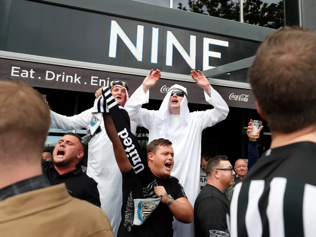 Suporter Newcastle United memakai busana khas Arab (Reuters/Lee Smith)