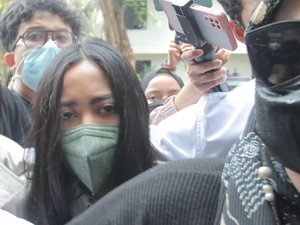 Selebgram Rachel Vennya (kiri) tiba untuk menjalani pemeriksaan di Mapolda Metro Jaya, Jakarta, Kamis (21/10/2021) (ANTARA FOTO/Reno Esnir)