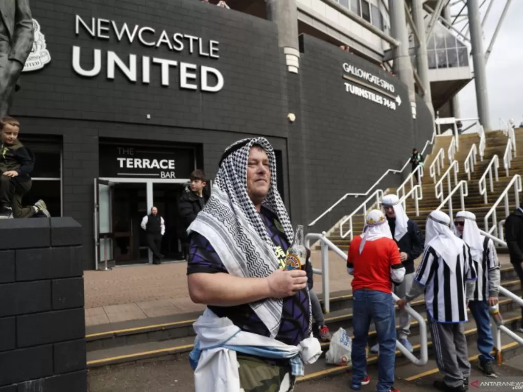  Suporter Newcastle United berada di luar St James' Park setelah klub diakusisi konsorsium asal Arab Saudi pada 17 Oktober 2021. (photo/Reuters/LEE SMITH)