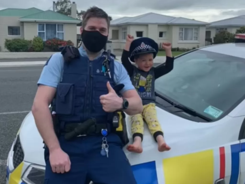Polisi ini menerima panggilan untuk melihat mainan bocah 4 tahun. (Photo/Facebook/Southern District Police)