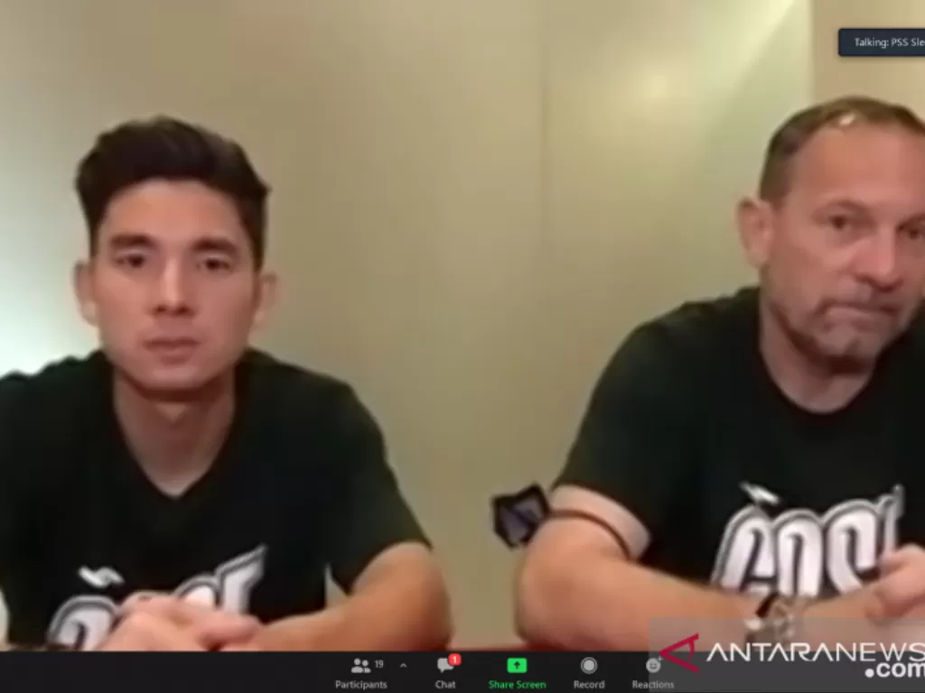 Pelatih PSS Sleman Dejan Antonic (kanan) dan gelandang Kim Jeffrey Kurniawan ketika konferensi pers virtual (ANTARA/Aldi Sultan)