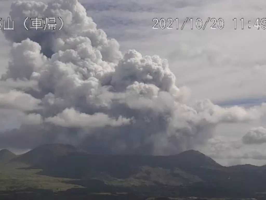 Gunung Aso yang meletus. (photo/REUTERS/Japan Meteorological Agency)