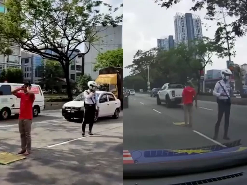 Polisi jaga ODGJ yang salat di tengah jalan (Facebook)