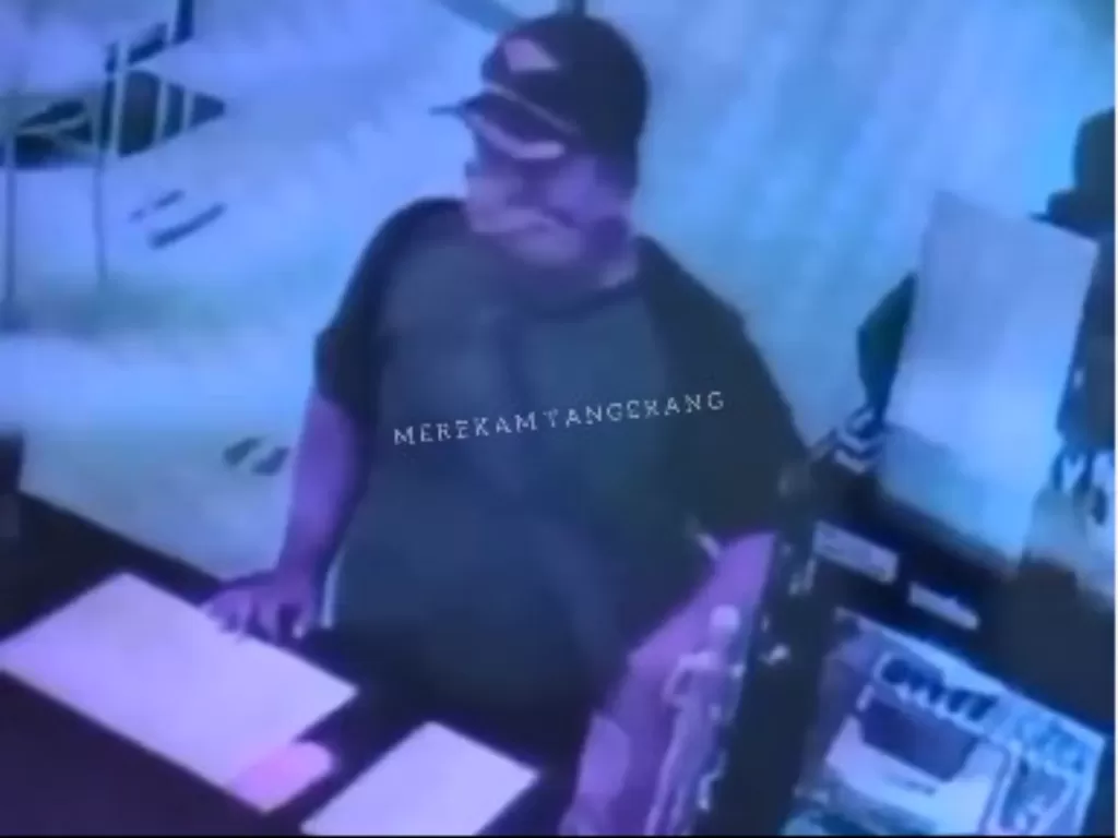 Sekelompok pria terekam CCTV peras dan curi uang tips kedai kopi di Tangsel (Instagram/merekamtangerang)