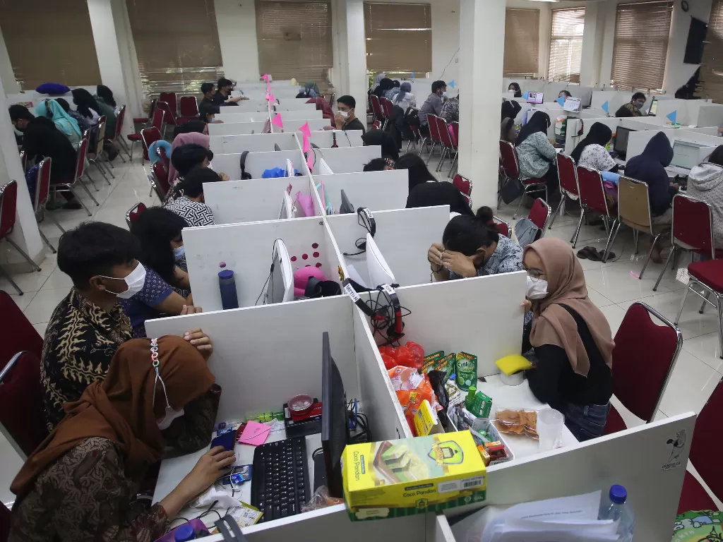 Suasana ruang kerja jasa Pinjol usai penggerebekan kantor jasa pinjaman online (Pinjol) oleh Dit Reskrimsus Polda Metro Jaya di Cipondoh, Tangerang, Banten, Kamis (14/10) (ANTARA FOTO/Muhammad Iqbal)\