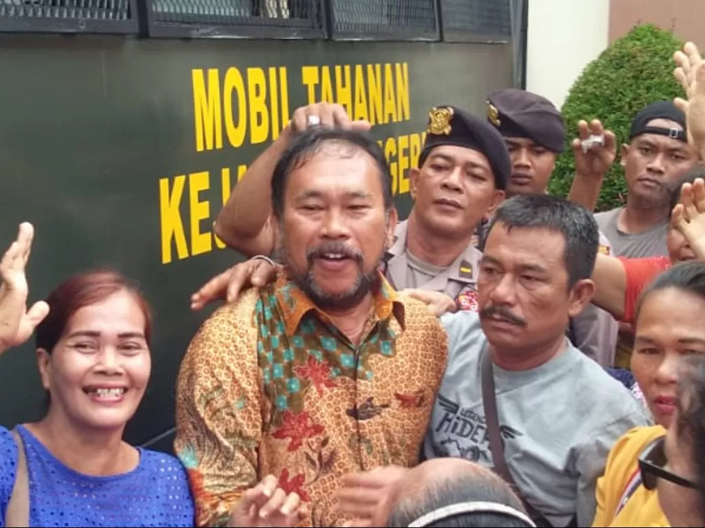 Bonaran Situmeang eks Bupati Tapanuli Tengah saat digelandang ke mobil tahanan. (Istimewa)