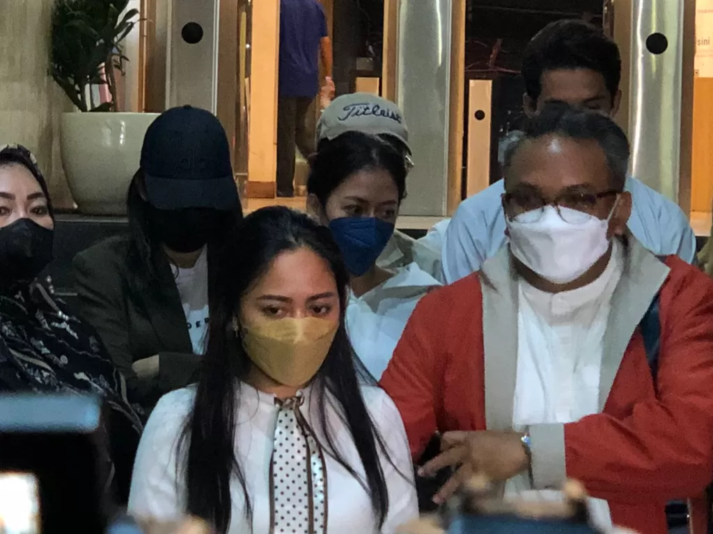 Rachel Vennya (kiri) dan pengacaranya Indra Raharya (kanan) di Polda Metro Jaya, Jakarta. (INDOZONE/Samsudhuha Wildansyah).