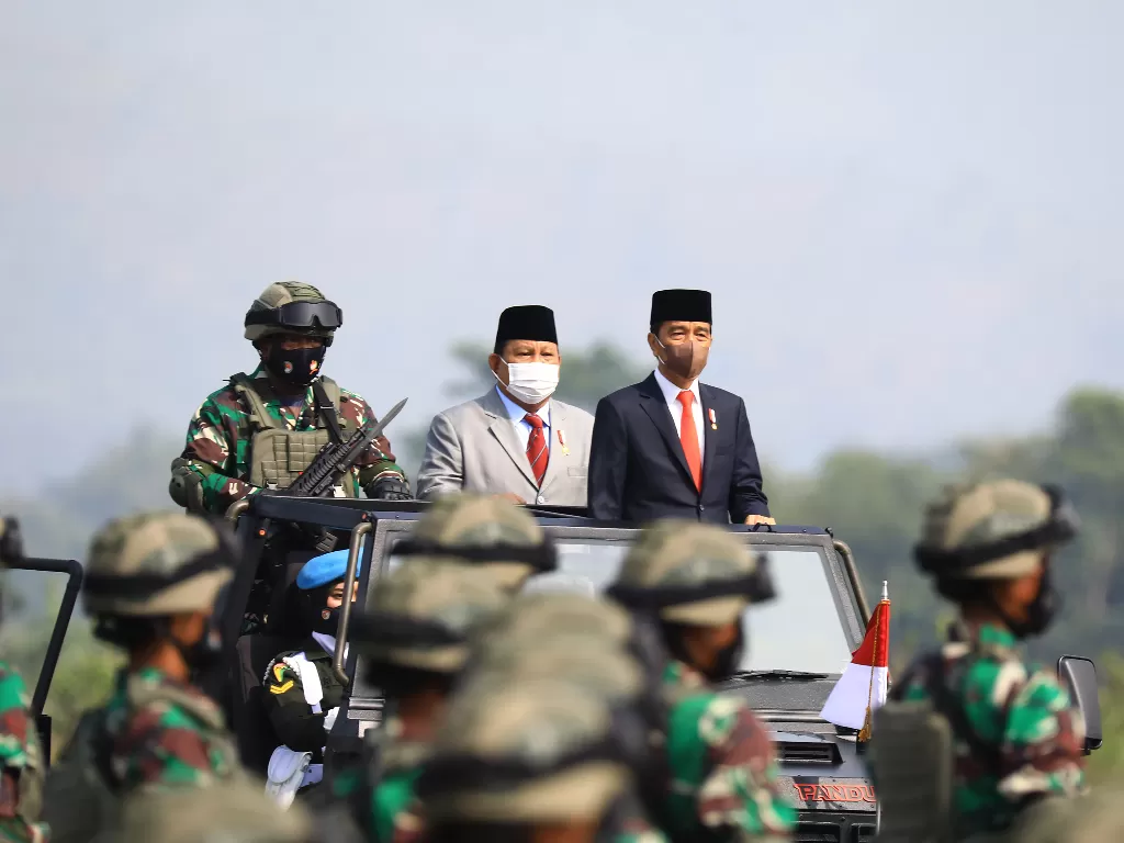 Potret Prabowo saat bersama Presiden Jokowi. (ANTARA/HO/Indonesia Defense Magz)