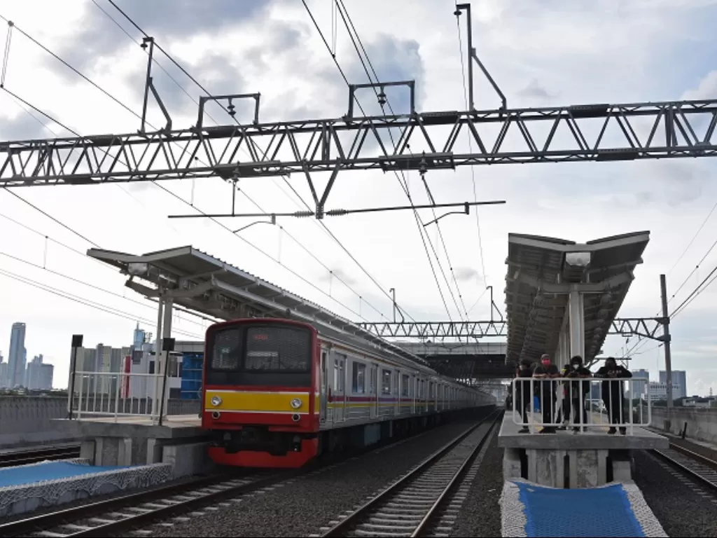KRL Commuter Line melintas di jalur layang (elevated track) Stasiun Manggarai, (ANTARA FOTO/Indrianto Eko Suwarso)