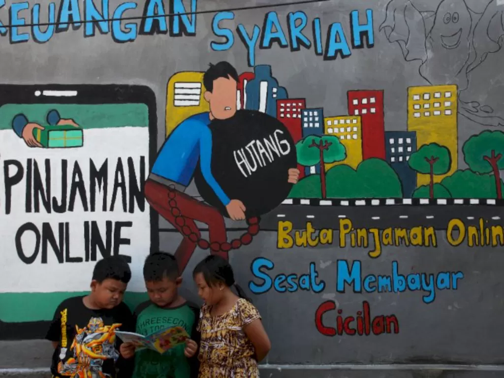 Mural soal pinjaman online (ANTARA FOTO/Didik Suhartono).
