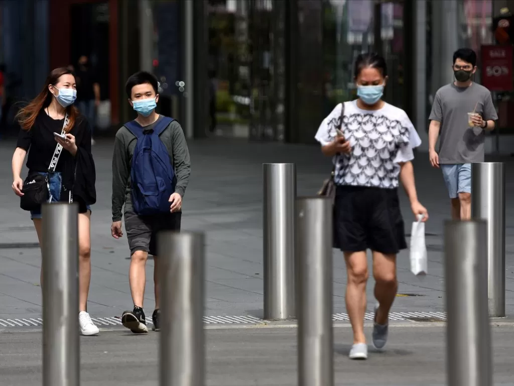 Warga memakai masker di Singapura, 20 Mei 2021. (REUTERS/Caroline Chia)