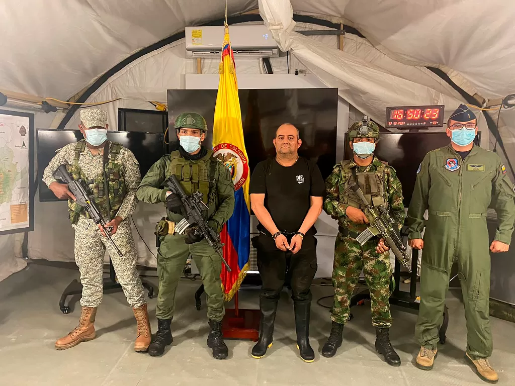 Dairo Antonio Usuga (tengah) bersama pasukan keamanan Kolombia.  (Colombia's Military Forces/Handout via REUTERS)