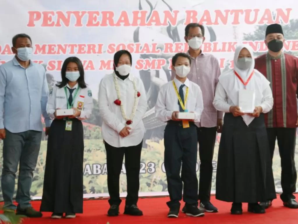 Menteri Sosial RI Tri Rismaharini memberikan bantuan 105 unit tablet kepada siswa atau anak-anak yang kurang mampu di eks lokalisasi Dolly, Kota Surabaya, Jatim, Sabtu (23/10/2021). (photo/ANTARA/HO-Humas Pemkot Surabaya)