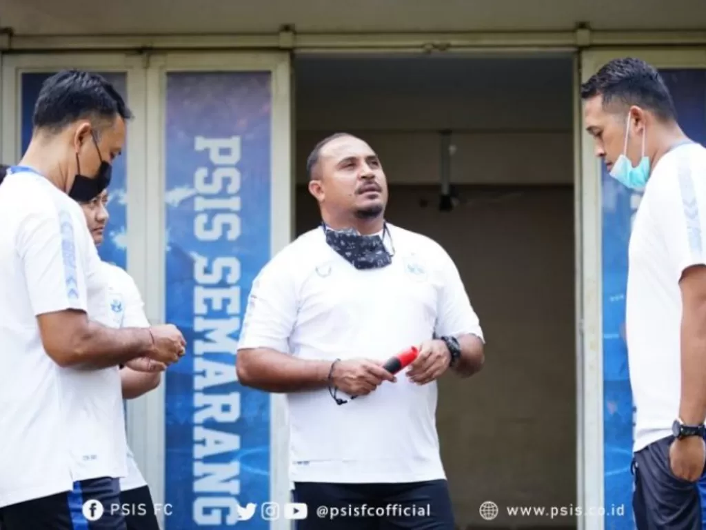Asisten pelatih PSIS Semarang Imran Nahumarury (tengah) berbincang bersama tim pelatih (ANTARA/HO-Psis.co.id)