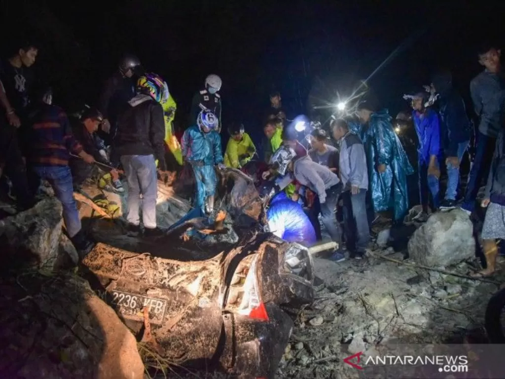 Polisi mengevakuasi korban longsor di jalur Medan-Berastagi, tepatnya di kawasan tikungan PDAM Tirtanadi, Sibolangit, Kabupaten Deli Serdang, Sumatra Utara pada Sabtu malam. (ANTARA/Fransisco Carolio)
