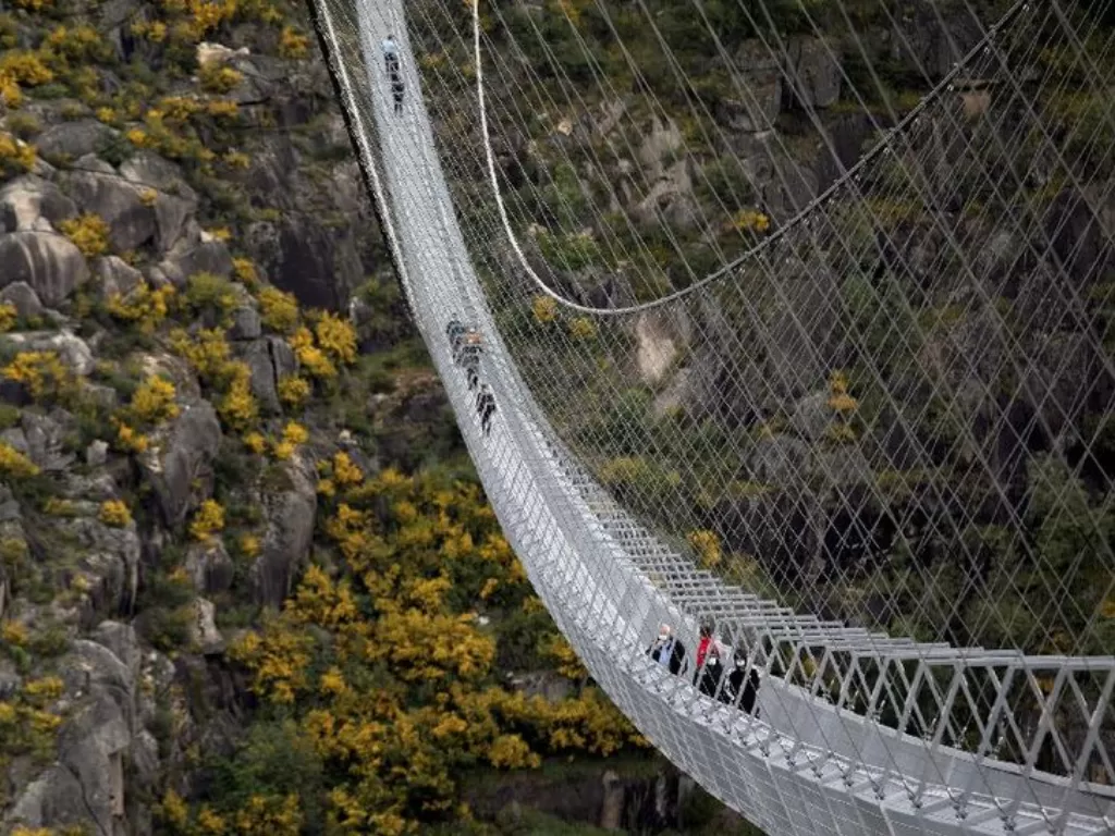 Ilustrasi - Jembatan gantung terpanjang di dunia 516 Arouca. (REUTERS/Violeta Santos Moura)