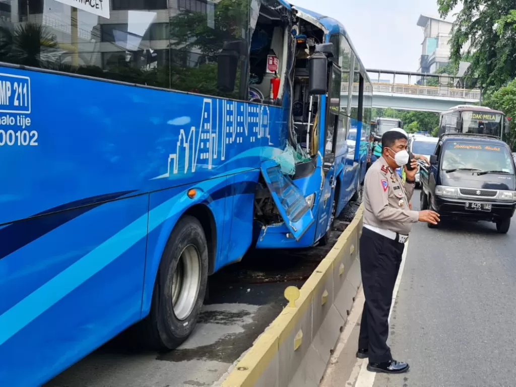 Dua bus TransJakarta Tabrakan. (Foto: Istimewa)