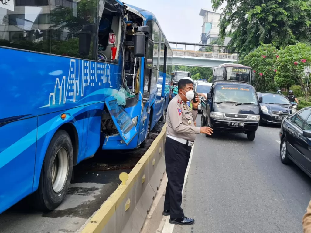 Kecelakaan bus Transjakarta di MT Haryono, Cawang, Senin (25/10/2021). (Dok. Istimewa)