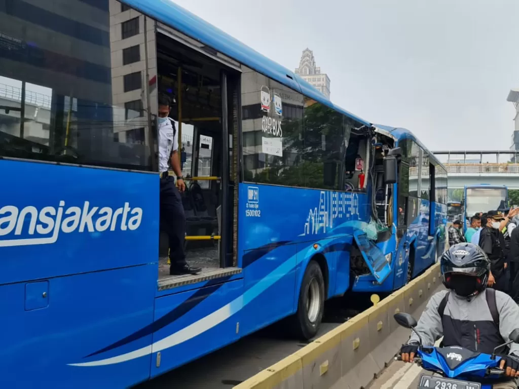 Kecelakaan bus Transjakarta. (Twitter/@TMCPoldaMetro)