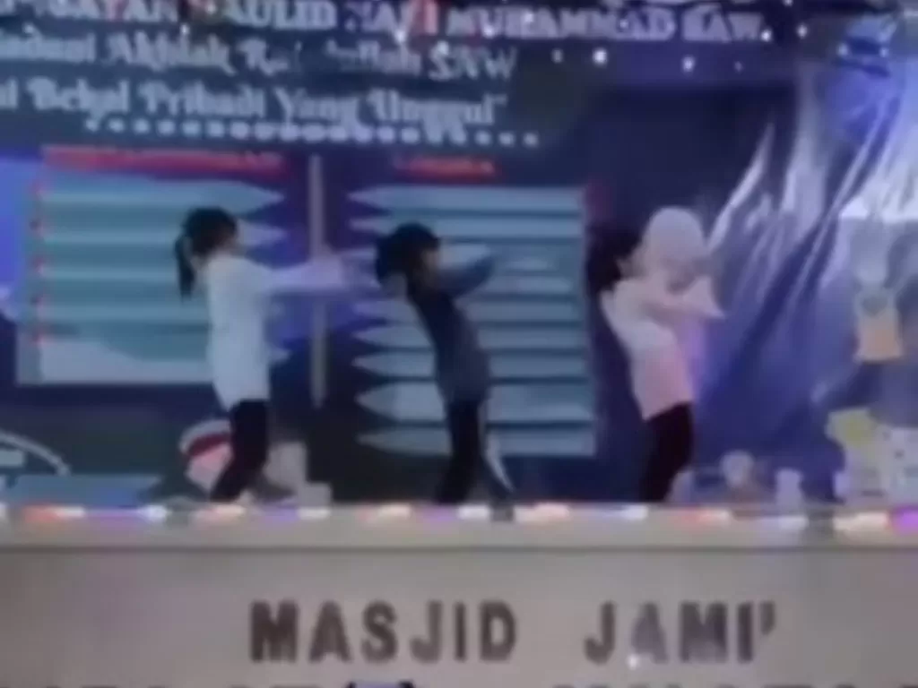 Tiga bocah perempuan joget TikTok saat perayaan Maulid Nabi di Lotim (Instagram/ info_etam)