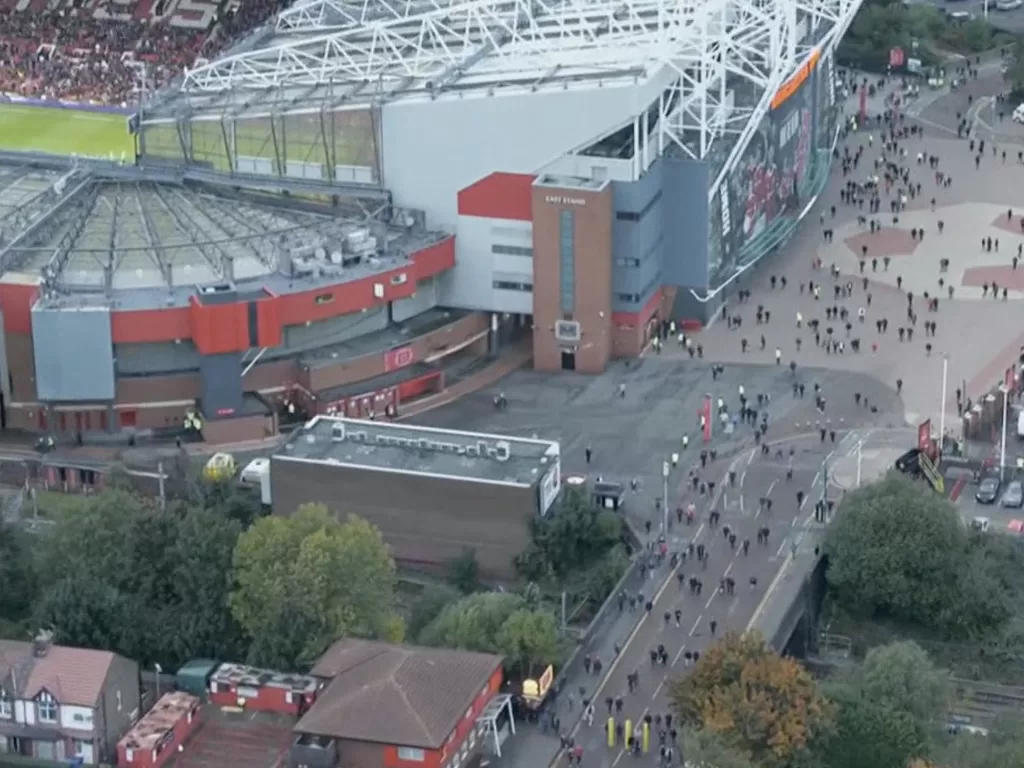 Fans MU meninggalkan stadion sebelum laga berakhir (Twitter/@ESPNFC)