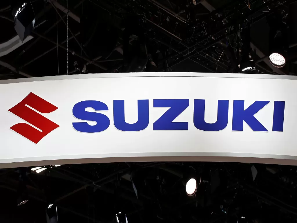 Tampilan logo perusahaan otomotif asal Jepang, Suzuki (photo/REUTERS/Benoit Tessier)