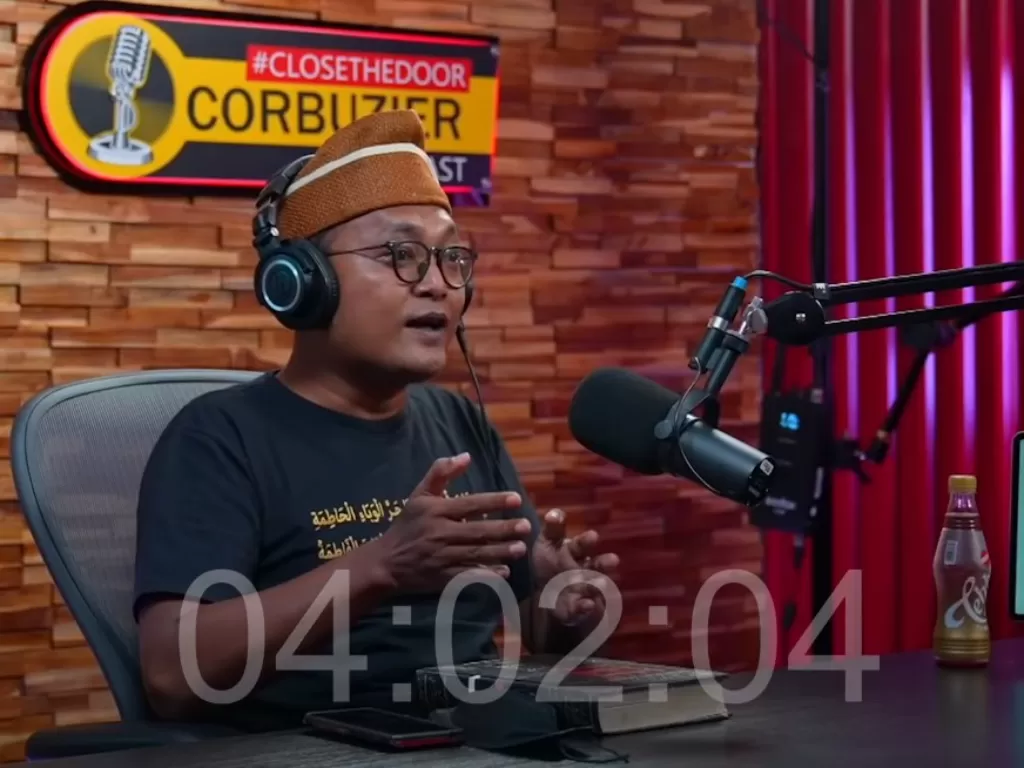Guntur Romli tanggapi soal penerapan wisata halal di Aceh (YouTube/Deddy Corbuzier)