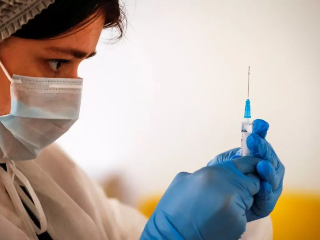 Seorang petugas kesehatan menyiapkan vaksin Covid-19 di Moskow, Rusia, 17 Juni 2021. (REUTERS/Shamil Zhumatov)