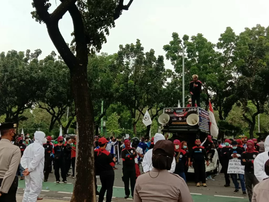 Aksi buruh tuntut kenaikan UMP 10 persen di Balai Kota DKI Jakarta, Selasa (26/10/2021). (INDOZONE/Sarah Hutagaol)