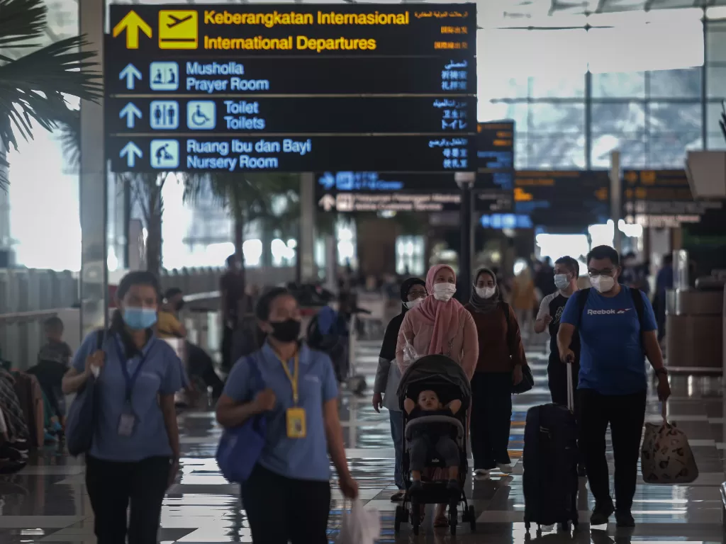 Calon penumpang pesawat berjalan di area Terminal 3 Bandara Internasional Soekarno Hatta, Tangerang, Banten, Sabtu (23/10/2021). (ANTARA FOTO/Fauzan)
