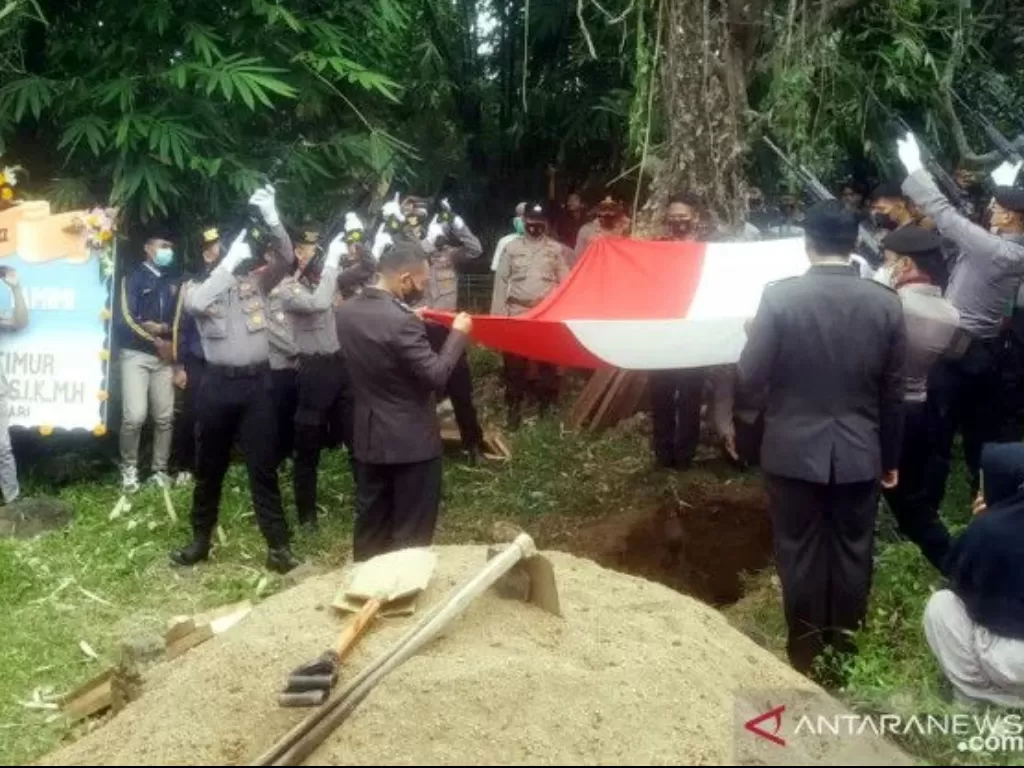 Kapolres Lombok Timur AKBP Herman Suriyono ketika menjadi inspektur upacara pemakaman Anm. Briptu HT di Gontoran Timur, Lombok Barat, NTB, Selasa (26/10/2021). (ANTARA/Dhimas B.P.)