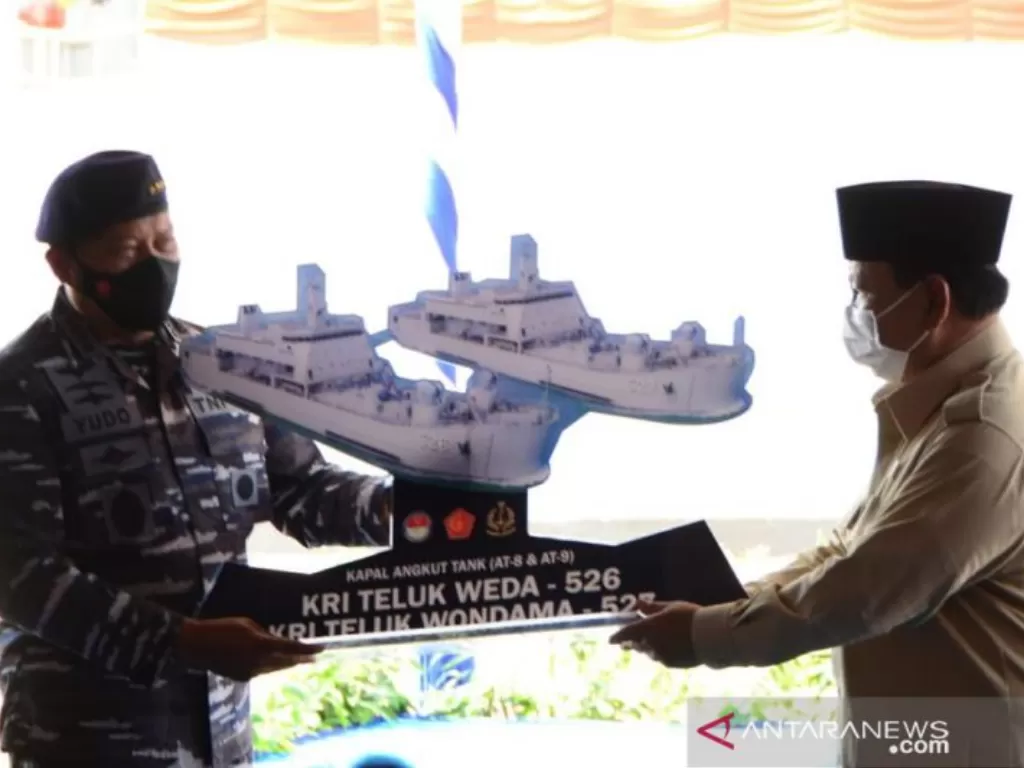 Menhan Prabowo Subianto saat menyerahkan kapal angkut tank secara simbolis kepada Kasal Laksamana TNI Yudo Margono, Selasa (26/10/2021). (photo/ANTARA/HO-Humas Setjen Kemhan)