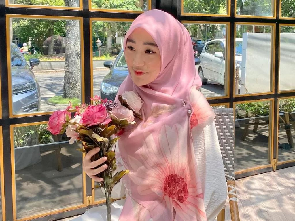 Potret Larissa Chou yang tetap kenakan jilbab panjang meski telah bercerai (Instagram/ larissacho)
