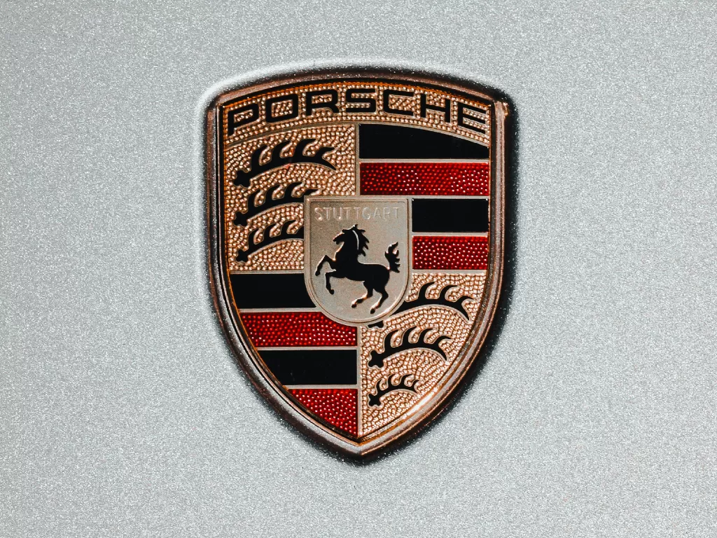 Tampilan logo perusahaan otomotif Porsche (photo/Unsplash/Jannis Lucas)