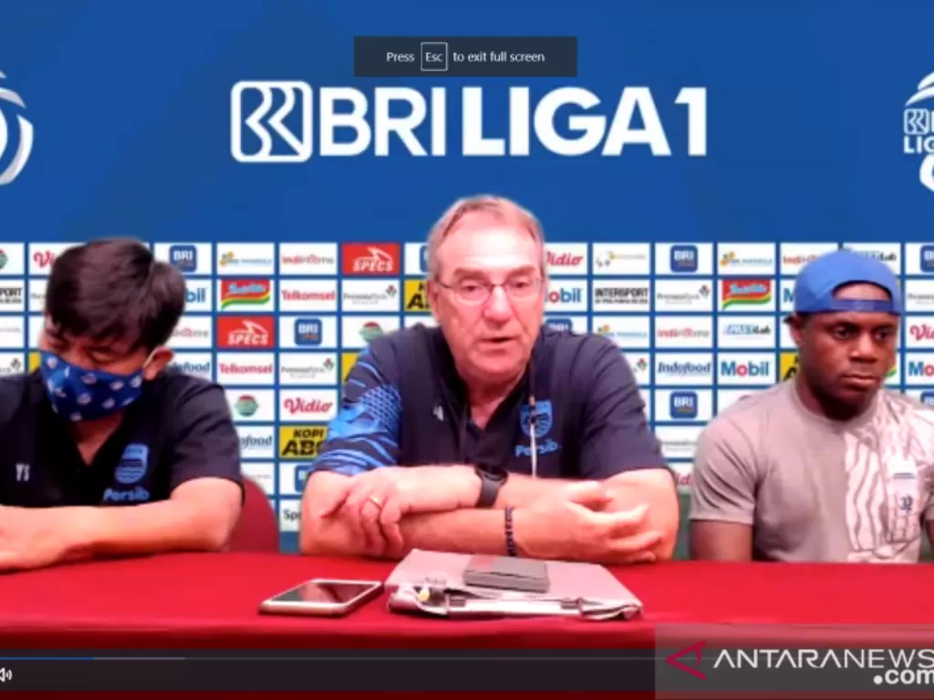 Pelatih Persib Bandung Robert Alberts (tengah) berbicara di sesi konferensi pers virtual sebelum laga melawan PSIS Semarang, Senin (25/10/2021) (ANTARA/Aldi Sultan)