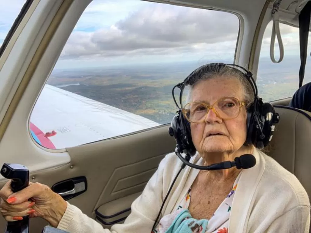 Perempuan berusia 84 tahun yang mengidap Parkinson tengah mengendarai pesawat. (photo/Dok. Times Now News)