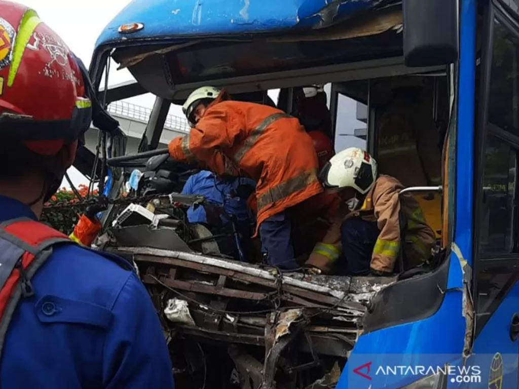 Petugas Sudin Gulkarmat Jakarta Timur membantu evakuasi supir TransJakarta yang menjadi korban kecelakaan di Cawang, Jakarta, Senin (25/10/2021). ANTARA/HO-Gulkarmat Jaktimaa. (Handout Gulkarmat Jaktim)