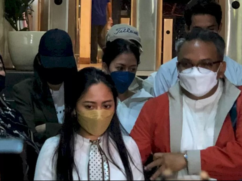 Rachel Vennya (kiri) dan pengacaranya Indra Raharya (kanan) di Polda Metro Jaya, Jakarta. (INDOZONE/Samsudhuha Wildansyah)