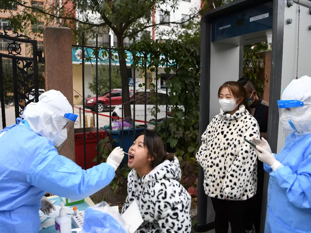 Warga di Lanzhou yang melakukan tes PCR. (photo/REUTERS/STRINGER)