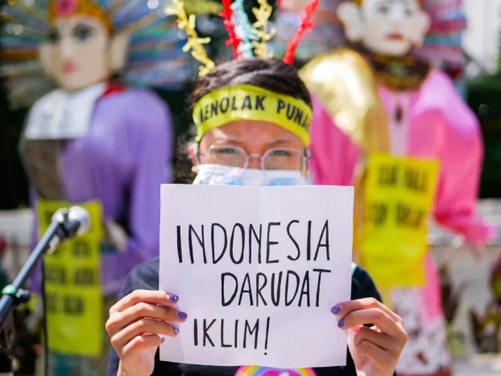 Aktivis melakukan aksi di Dukuh Atas, Jakarta. (ANTARA FOTO/Rivan Awal Lingga)