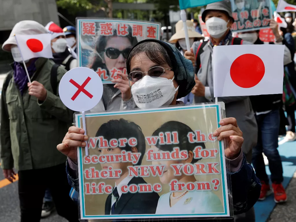 Warga yang menolak pernikahan Putri Mako dan Kei Komuro. (REUTERS/Kim Kyung-Hoon)