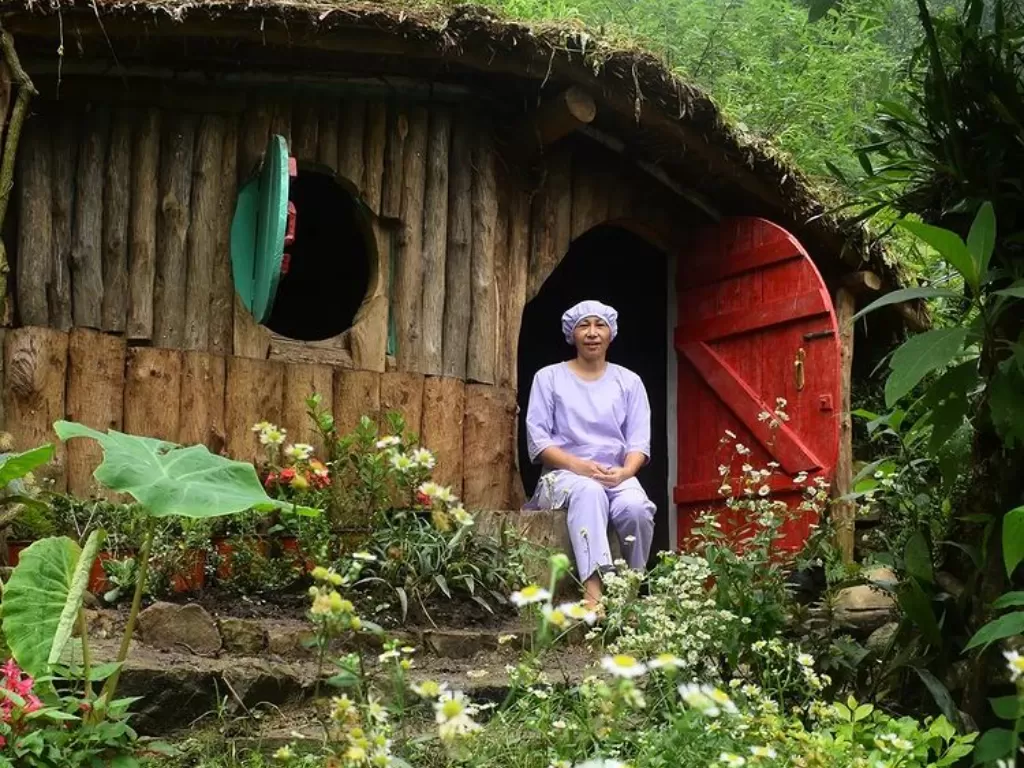 Kisah guru yang membangun rumah hobbit. (Photo/Instagram)