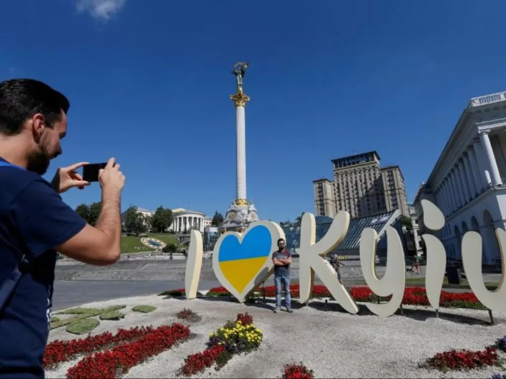 Turis mengambil foto di Independence Square di Kiev, Ukraina, 31 Juli 2017. (REUTERS/Valentyn Ogirenko)