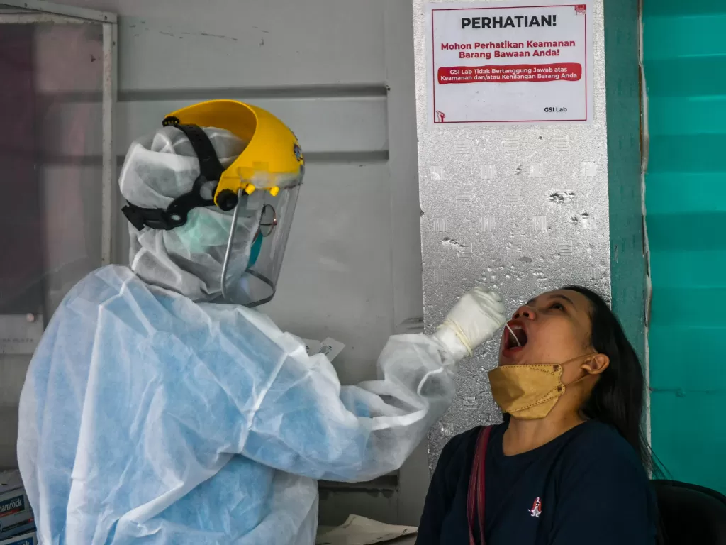 Petugas kesehatan melakukan tes usap PCR di Jakarta. (ANTARA FOTO/Galih Pradipta)