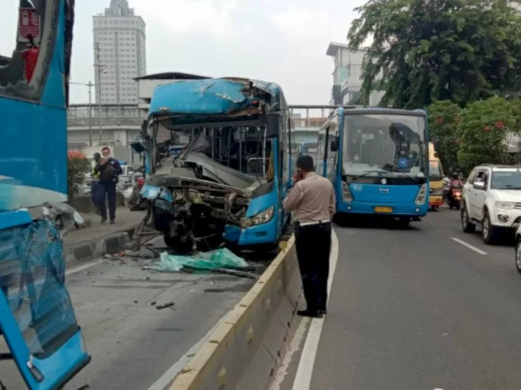 Kondisi bus TransJakarta yang mengalami kecelakaan di Cawang, Jakarta, Senin (25/10/2021). (ANTARA/HO-Satlantas Polres Metro Jaktim)