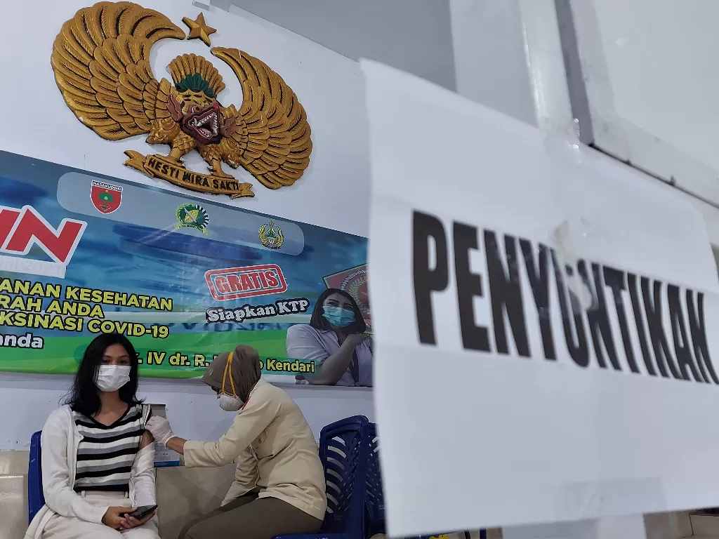 Warga mendapatkan suntikan vaksinasi COVID-19 di RS Ismoyo, Kendari, Sulawesi Tenggara, Rabu (27/10/2021). (ANTARA FOTO/Jojon).