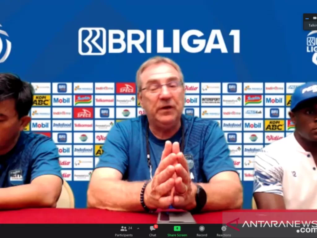 Pelatih Persib Bandung Robert Alberts (tengah) berbicara saat sesi konferensi pers virtual (ANTARA/Aldi Sultan)
