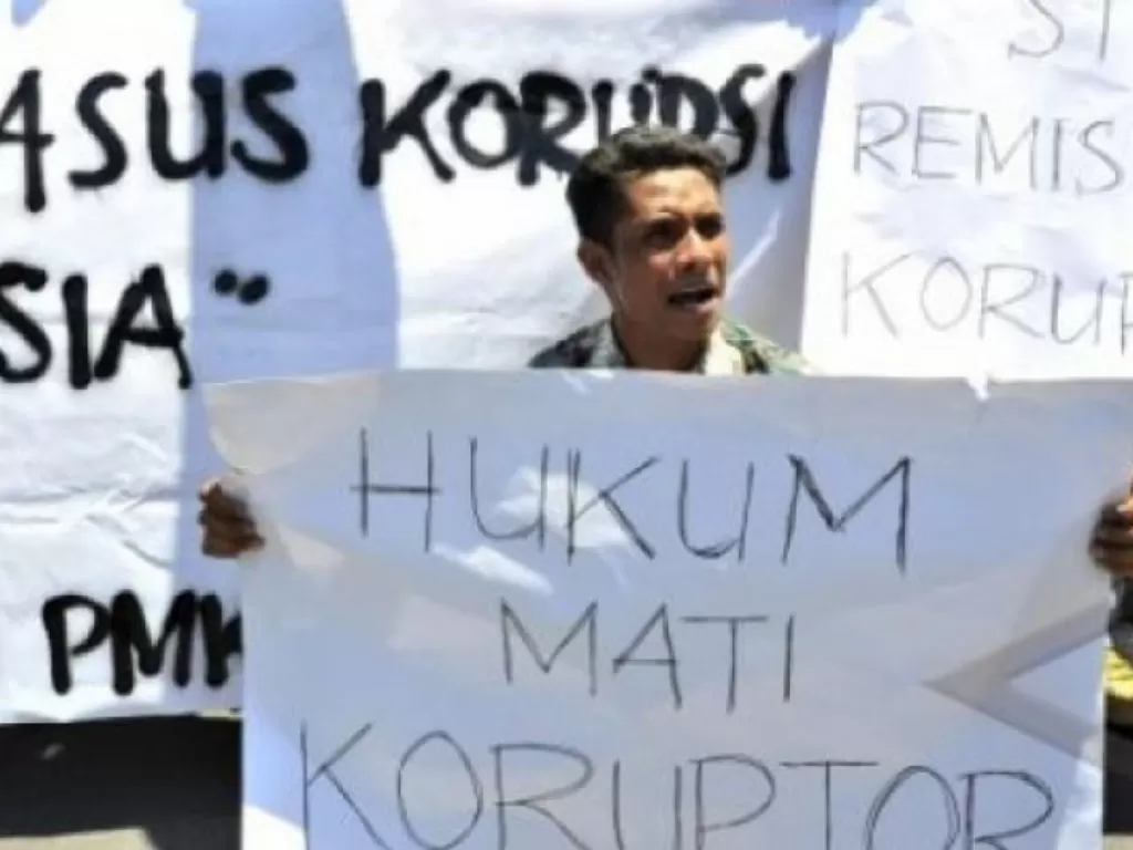  Dokumentasi Perhimpunan Mahasiswa Katolik Republik Indonesia (PMKRI) Makassar, berdemonstrasi di Makassar, Sulawesi Selatan, Sabtu (9/11). Mereka juga menuntur hukum mati para koruptor. (photo/ANTARA FOTO/Yusran Uccang)