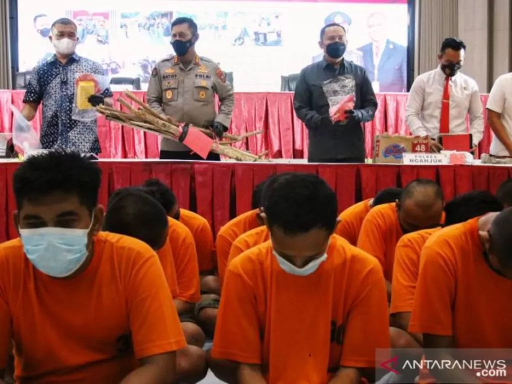 Puluhan pesilat ditangkap polisi karena melakukan kekerasan dan perusakan (ANTARA/Didik Suhartono)