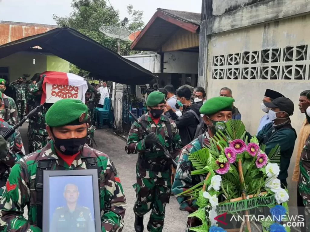 Kapten Inf Abdul Majid Komandan Intel Bais Pidie Aceh tewas ditembak OTK, dimakamkan secara militer. (Foto/Antara)